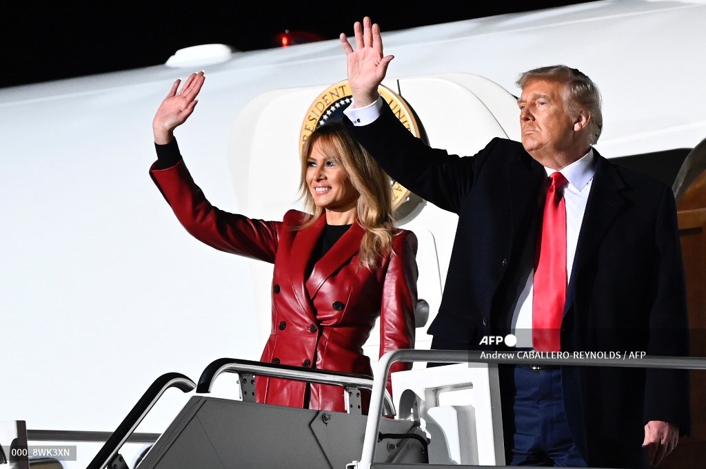 Donald y Melania Trump saludando