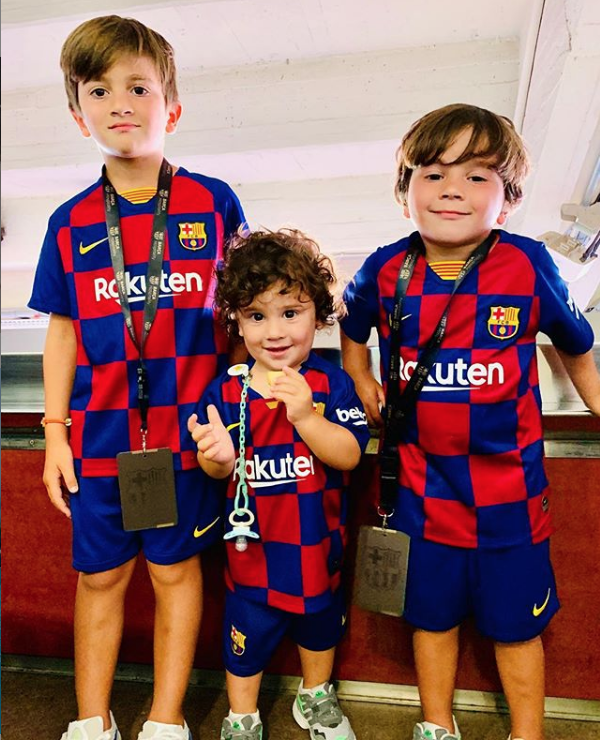 El hijo mayor de Lionel Messi, Thiago, convirtió un gol en un amistoso de las infantiles del Barcelona y el video se hizo viral.