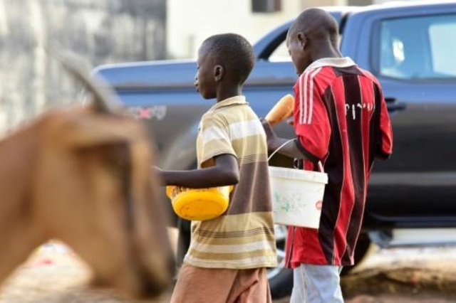 Niños de Senegal son obligados a pedir dinero