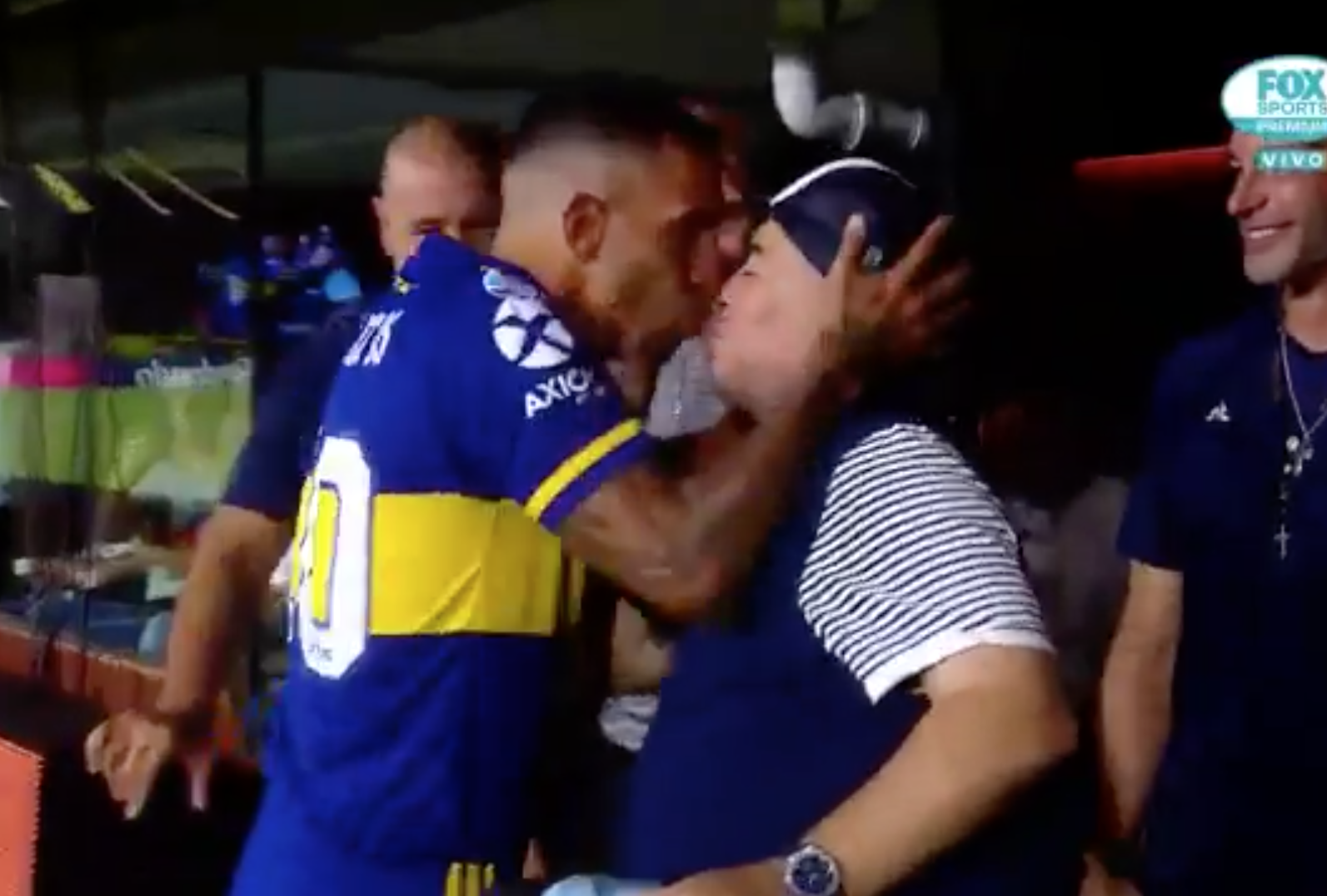 Maradona le roba un beso en la boca a Carlos Tévez en la Bombonera
