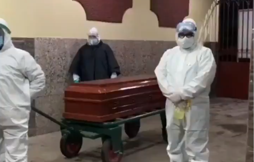 VIDEO | El noble gesto para despedir a abuelito que murió de COVID-19 con “Mi querido viejo”