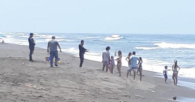 Autoridades dialogan con visitantes de las playas de Sipacate