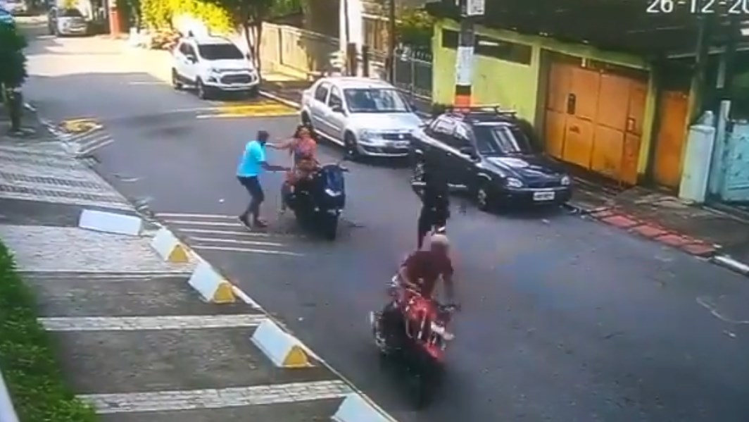 Policías frustran asalto a pareja y arrestan a motoladrón en Brasil
